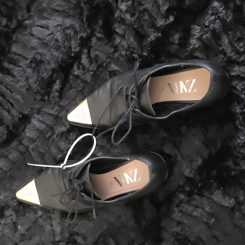 Zara Women's Black Flats with Silver Tips